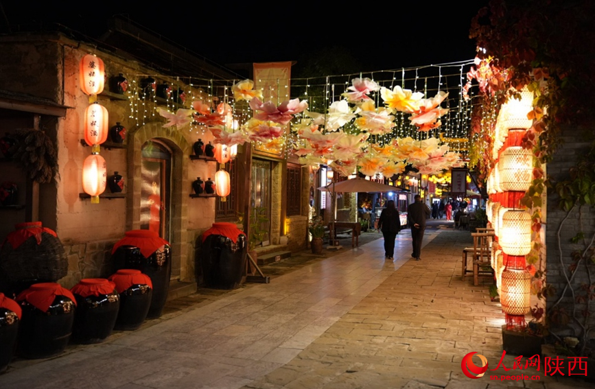 10月15日晚，金延安旅游度假區(qū)街景。人民網(wǎng)記者 鄒星攝