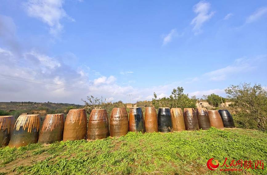 鑲嵌在農家院落內外的瓷甕，用來收集雨水。人民網(wǎng) 王麗攝