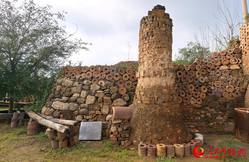 這座窯主要燒制黑釉瓷、青花白瓷，100多年來燒造從未間斷。人民網(wǎng) 王麗攝
