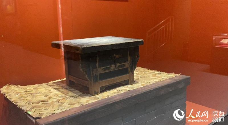 毛主席在這張小炕桌上寫(xiě)下了《沁園春·雪》。人民網(wǎng)記者 白鴿攝