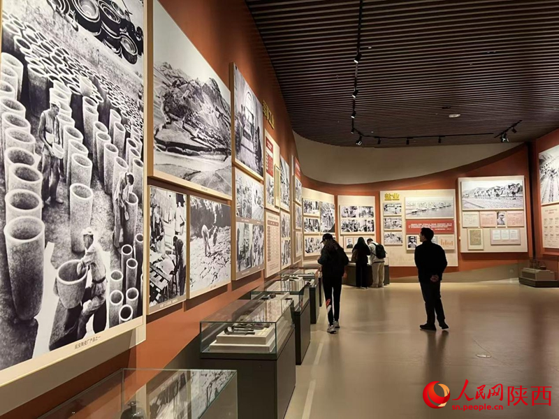 市民游客參觀南泥灣大生產(chǎn)紀(jì)念館。人民網(wǎng)記者 鄒星攝