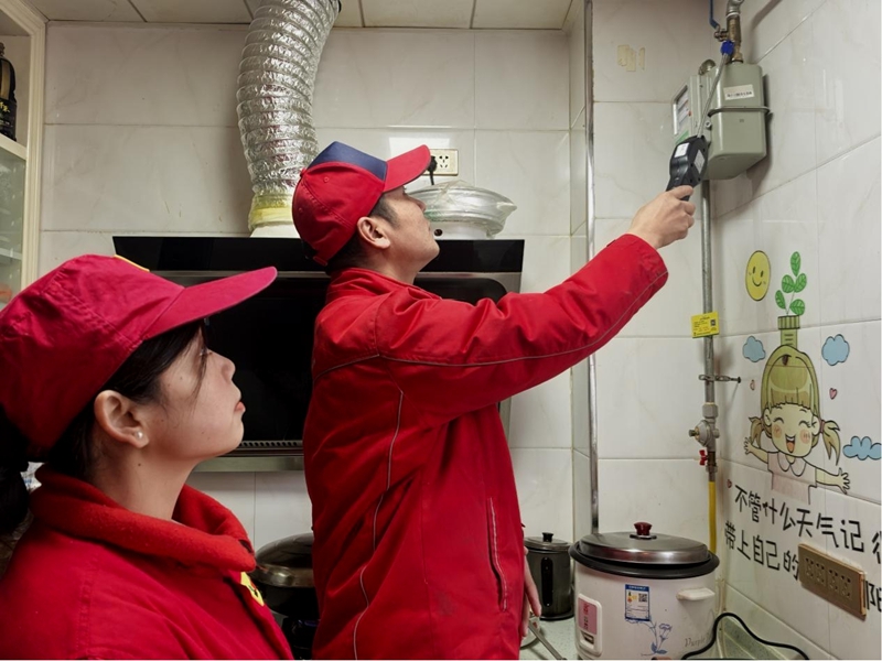 寧陜縣住建局聯(lián)合縣燃氣公司組成志愿服務(wù)隊，開展燃氣安全隱患排查。王輝攝