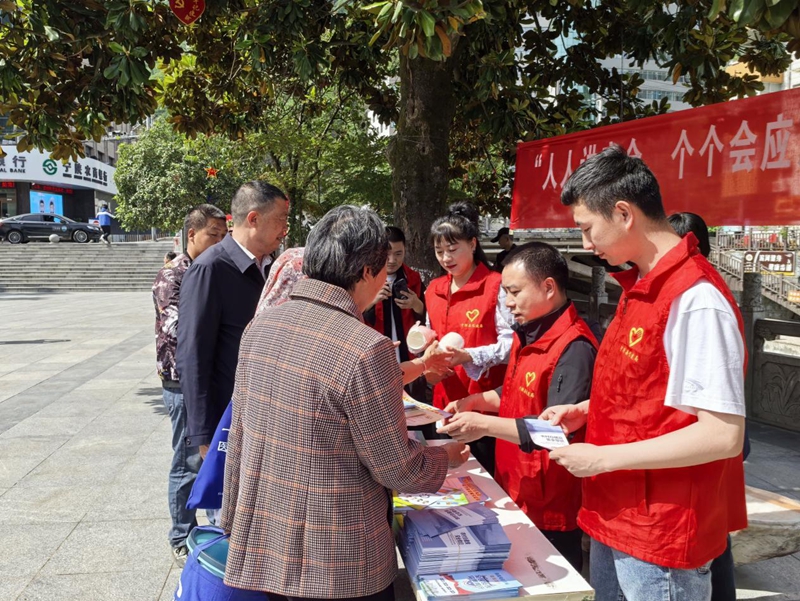 寧陜縣住建局進社區(qū)開展安全知識宣傳活動。王輝攝