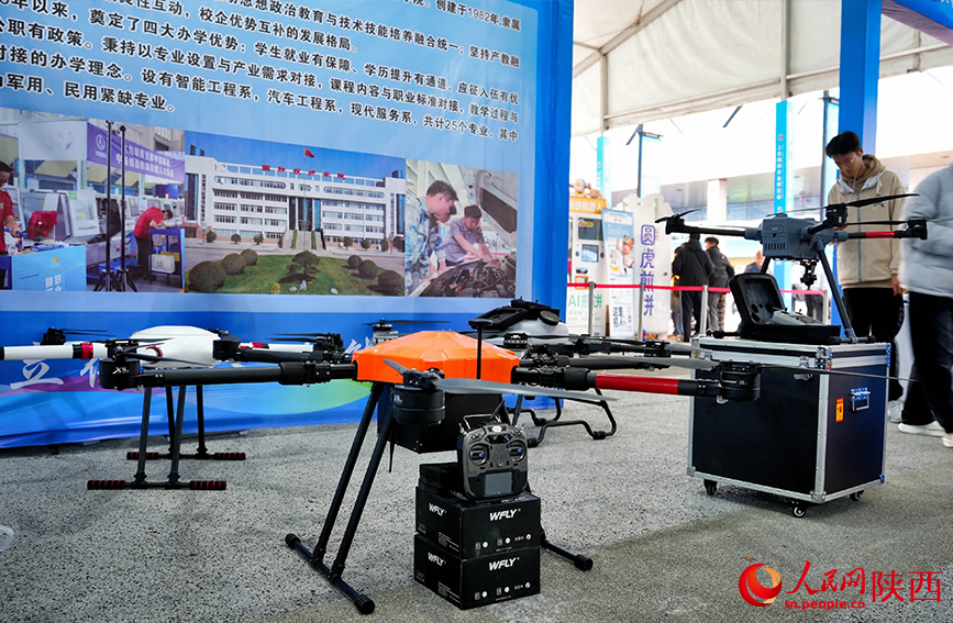 楊凌農(nóng)高會(huì)展區(qū)內(nèi)的農(nóng)業(yè)無人機(jī)。人民網(wǎng)記者 孫挺攝