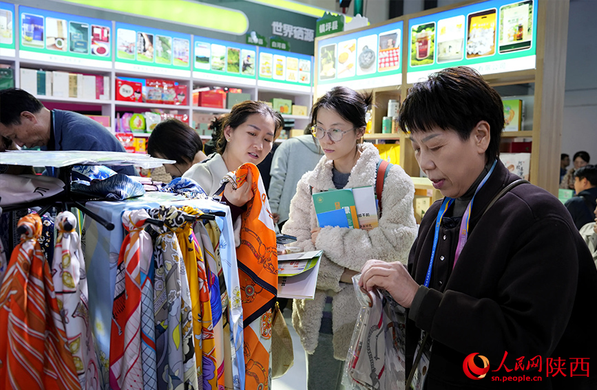 10月28日，參觀者在楊凌農(nóng)高會(huì)安康展區(qū)了解絲織品。人民網(wǎng)記者 孫挺攝