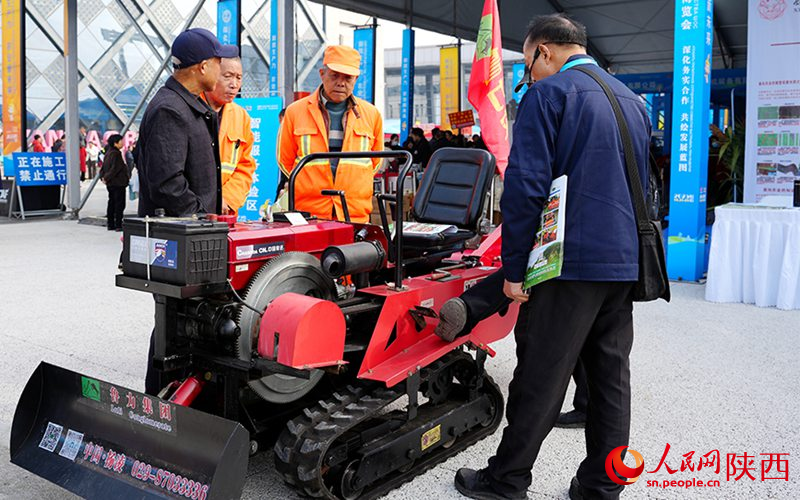 10月25日，參觀者在楊凌農(nóng)高會參觀智慧農(nóng)機。人民網(wǎng)記者 孫挺攝