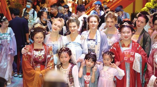 游客在長安十二時(shí)辰主題街區(qū)游覽。 受訪者供圖