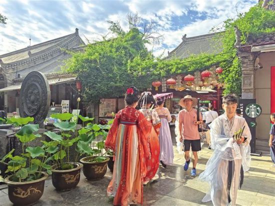 游客在永興坊游玩。記者 李衛(wèi)攝